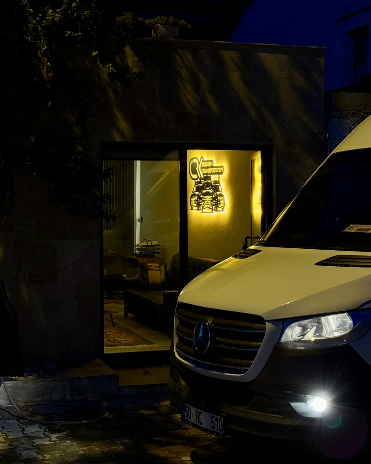 Gece, CRK ofisinin önünde araç